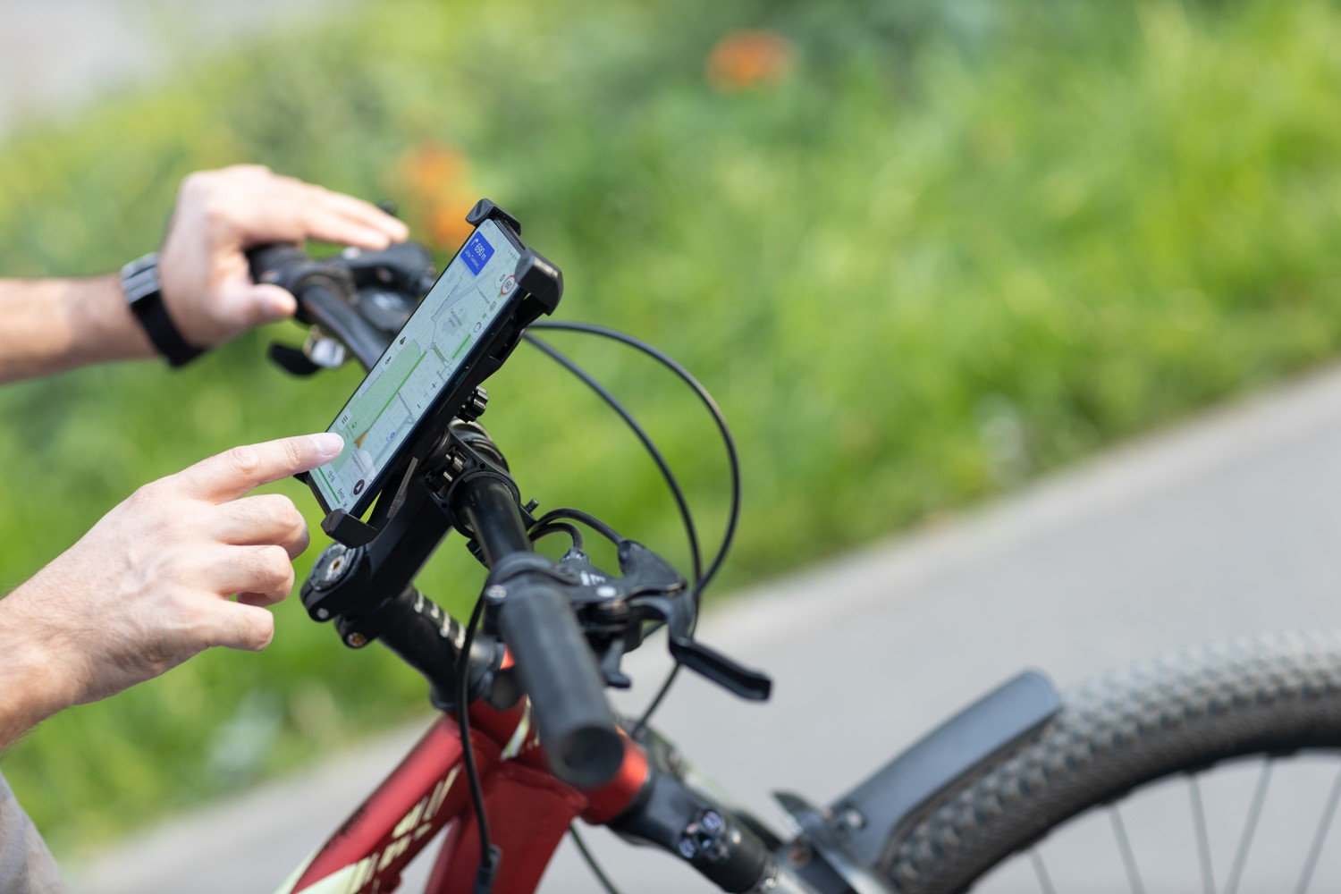 Persona con un soporte en una bicicleta